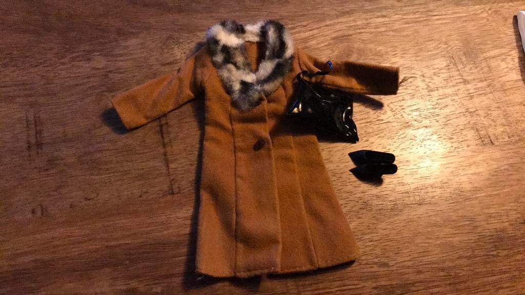 Vintage Barbie  camel jas met bont kraagje tas ,schoen €10, Verzamelen, Poppen, Ophalen of Verzenden, Gebruikt, Kleertjes