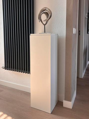 Zuil met metalen kunstwerk beschikbaar voor biedingen