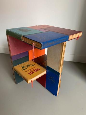 Bijzettafel van antieke boeken beschikbaar voor biedingen