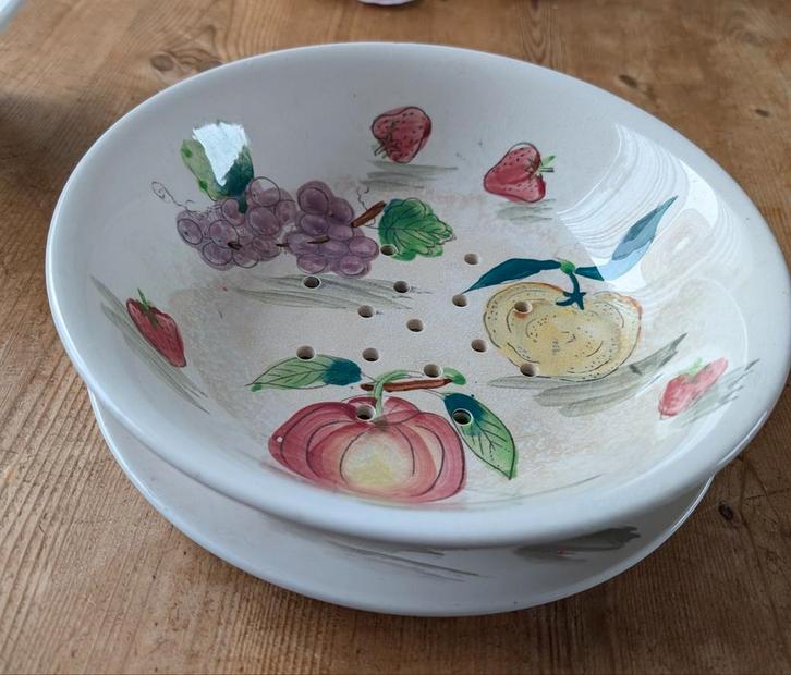 Handgeschilderde Fruittest / Uitlekschaal, Huis en Inrichting, Woonaccessoires | Schalen en Manden, Gebruikt, Schaal, Rond, Porselein of Keramiek