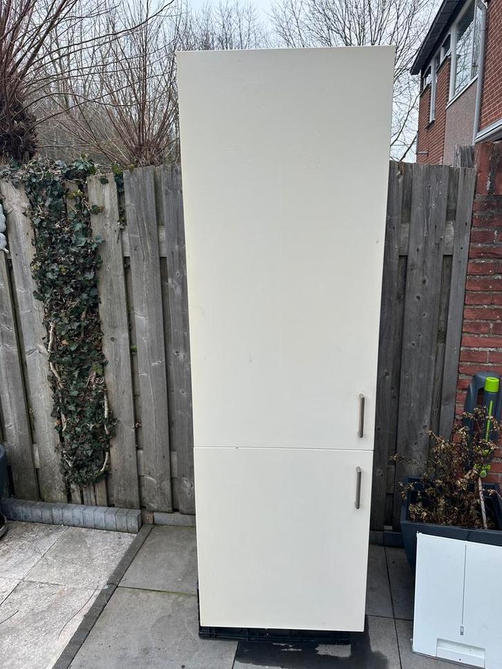 Inbouw Bosch koelvries combinatie met klein defect, Witgoed en Apparatuur, Vriezers en Diepvrieskisten, Gebruikt, Inbouw, 160 cm of meer
