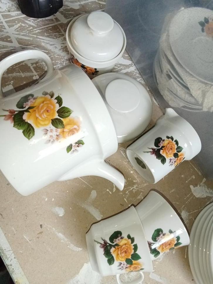 Compleet Theeservies met Gele Rozen, Huis en Inrichting, Keuken | Servies, Gebruikt, Compleet servies, Overige stijlen, Porselein