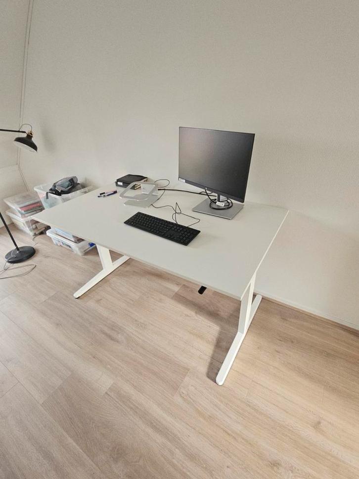 Zit-sta bureau 140x80 Rosmalen, Huis en Inrichting, Bureaus, Ophalen