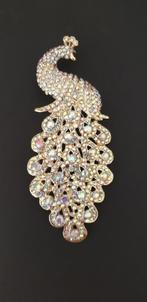 Mooie goudkleur broche Pauw wit gekleurd Swarovski elementen, Sieraden, Tassen en Uiterlijk, Broches, Overige materialen, Verzenden