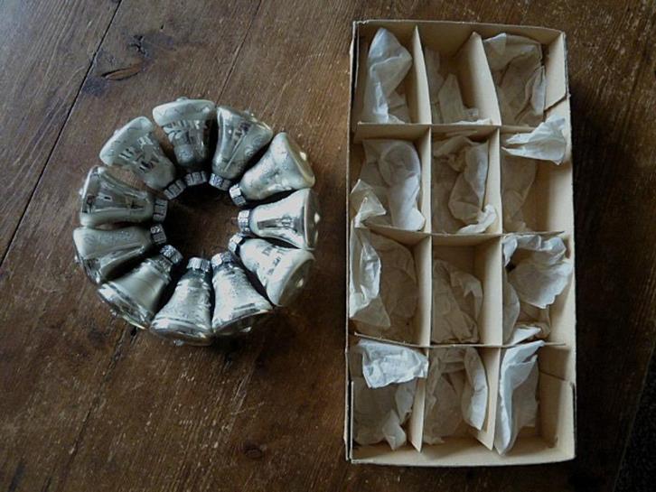 11 Zilveren kerst klokken / klokjes, Diversen, Kerst, Gebruikt, Ophalen of Verzenden