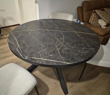 Ronde zwarte eettafel met marmerlook beschikbaar voor biedingen