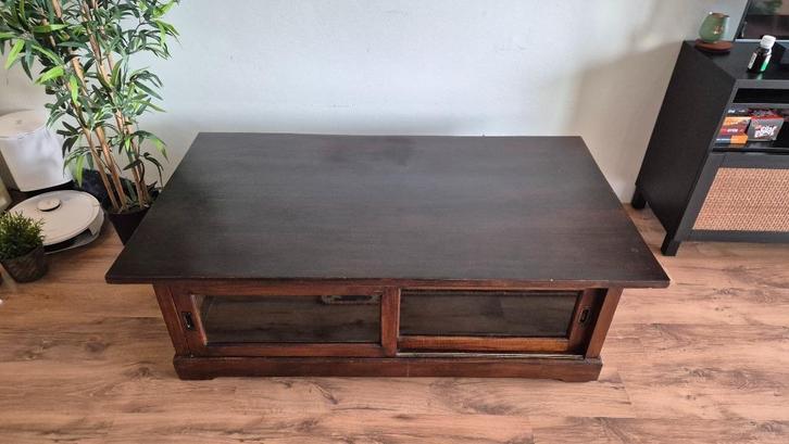 Robuuste teak salontafel met glazen schuifdeuren (opknapper), Huis en Inrichting, Tafels | Salontafels, Gebruikt, Minder dan 50 cm