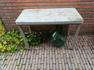 Oude werkbank Industriele tafel in patina staat  beschikbaar voor biedingen