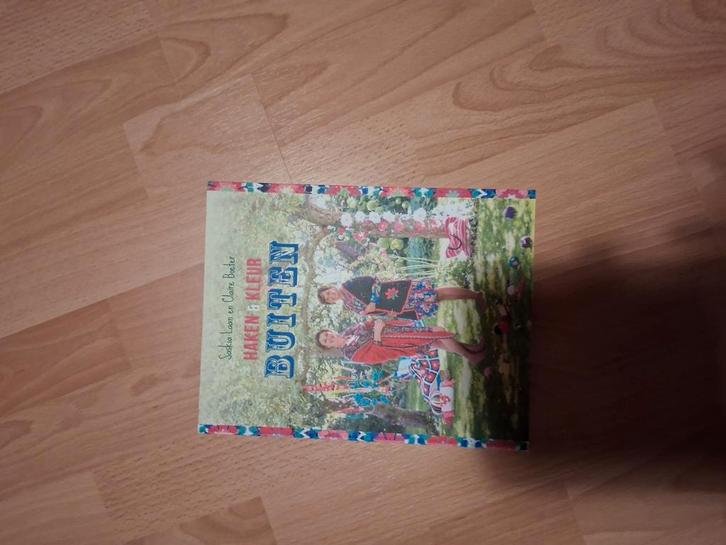 Saskia Laan - Haken & kleur - Buiten, Boeken, Hobby en Vrije tijd, Zo goed als nieuw, Breien en Haken, Ophalen of Verzenden