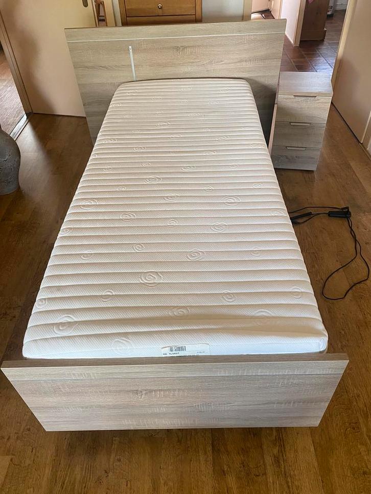 BUITENKANS !1 pers bed 90x210, electrisch ,ombouw en kastje, Huis en Inrichting, Slaapkamer | Matrassen en Bedbodems, Zo goed als nieuw