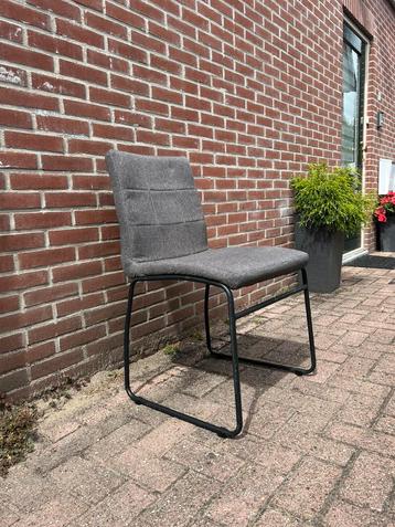 6 grijze eetkamerstoelen – nog prima bruikbaar –  beschikbaar voor biedingen