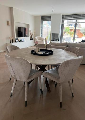 NIEUW! Eettafel met eetkamerstoelen beschikbaar voor biedingen