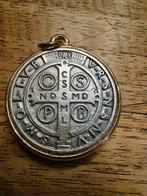 Devotie medaille Heilige Benefictus, zilverkleur met goudkle, Ophalen of Verzenden, Overige materialen