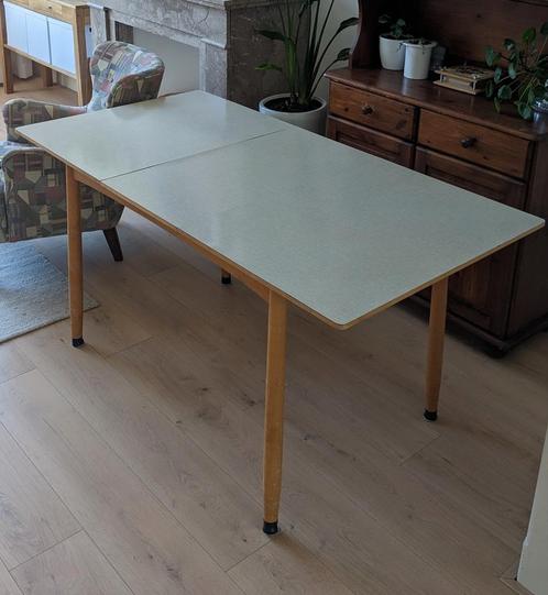 Vintage houten tafel met formica blad, Huis en Inrichting, Tafels | Eettafels, Gebruikt, 100 tot 150 cm, 100 tot 150 cm, Rechthoekig