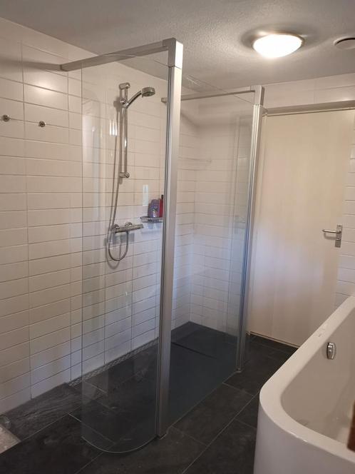 Douchewand glas met 2 wegdraaibare zijdeurtjes., Huis en Inrichting, Badkamer | Complete badkamers, Gebruikt, Ophalen