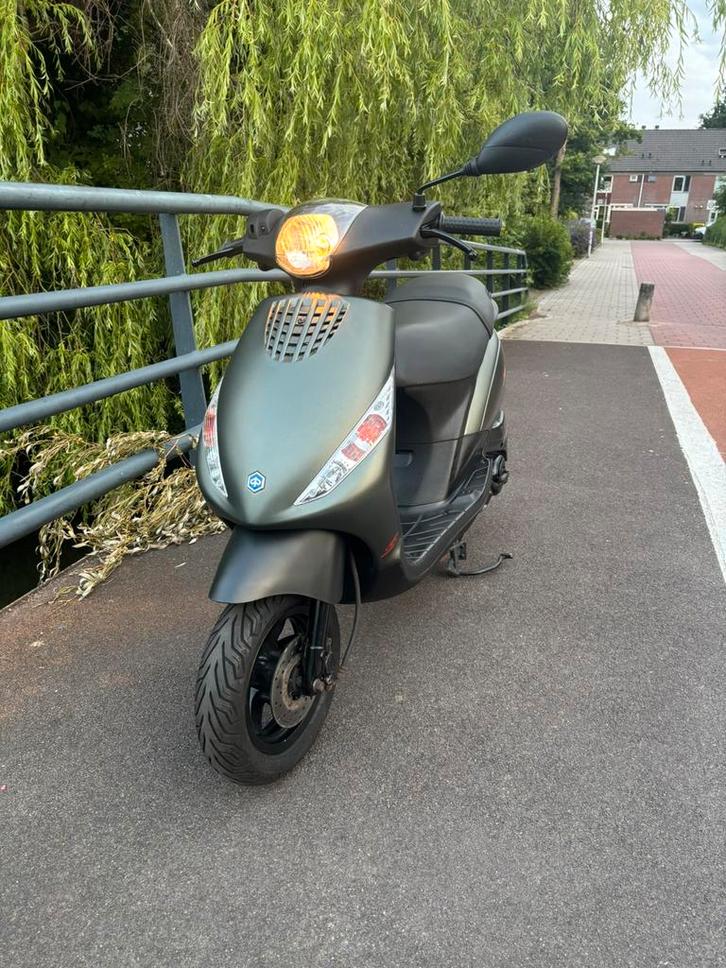 Piaggio Zip 4takt 2015, Fietsen en Brommers, Overige Fietsen en Brommers, Zo goed als nieuw, Ophalen