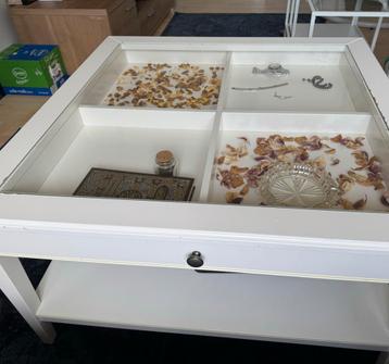 Salontafel met glazen blad beschikbaar voor biedingen