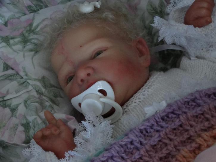 Reborn Baby ter adoptie alleen vandaag 25/11 200 euro., Verzamelen, Poppen, Zo goed als nieuw, Pop, Ophalen of Verzenden