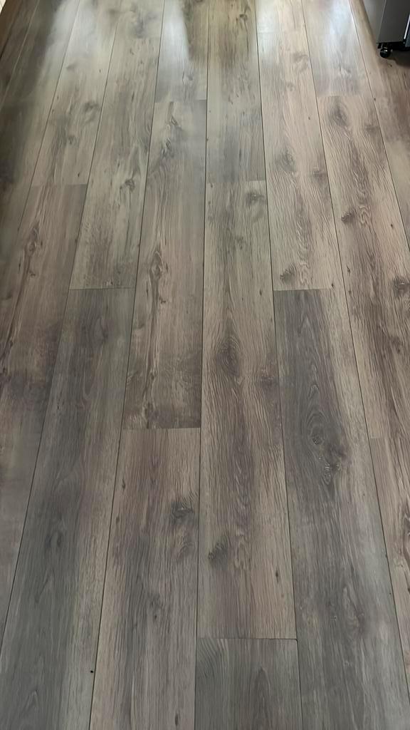 Gratis laminaatvloer – bruin/grijs – ca. 50 m², Huis en Inrichting, Stoffering | Vloerbedekking, Gebruikt, Laminaat, Bruin, 50 tot 75 m²