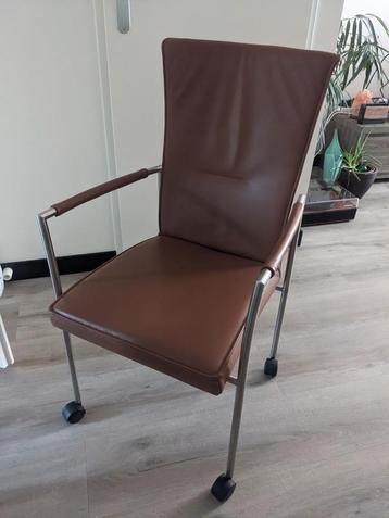4 leren eetkamerstoelen met wieltjes (prominent) beschikbaar voor biedingen