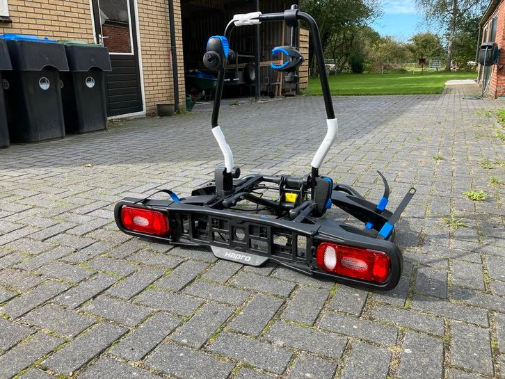 Hapro Atlas 2 Fietsendrager + Oprijgoot, 13 pins stekker, Auto diversen, Fietsendragers, Zo goed als nieuw, Trekhaakdrager, 2 fietsen