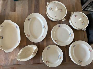 Mooi oud servies beschikbaar voor biedingen