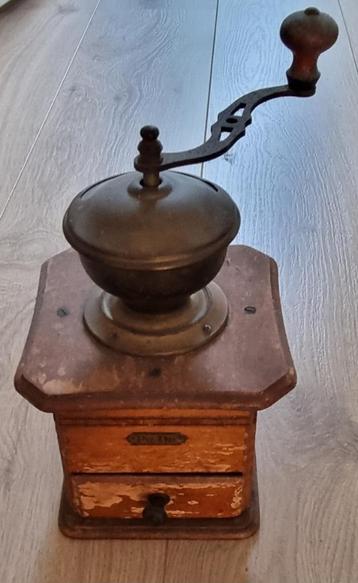 Antieke koffiemolen PeDe beschikbaar voor biedingen