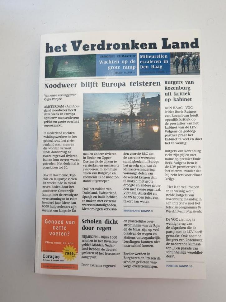 Het Verdronken Land - Krantenartikel over Noodweer, Boeken, Overige Boeken, Gelezen, Ophalen of Verzenden