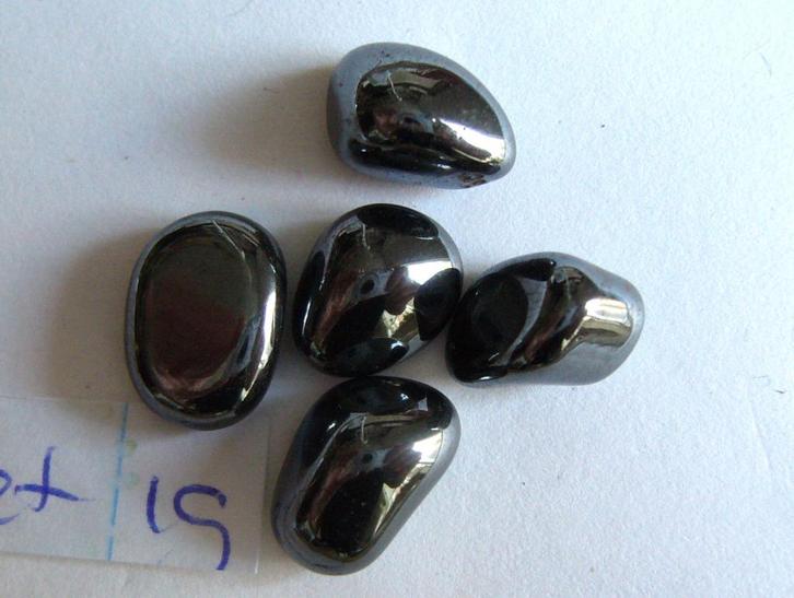 hematiet op foto1 samen 0,89 hematite edelsteen mineraal, Verzamelen, Mineralen en Fossielen, Mineraal, Ophalen of Verzenden
