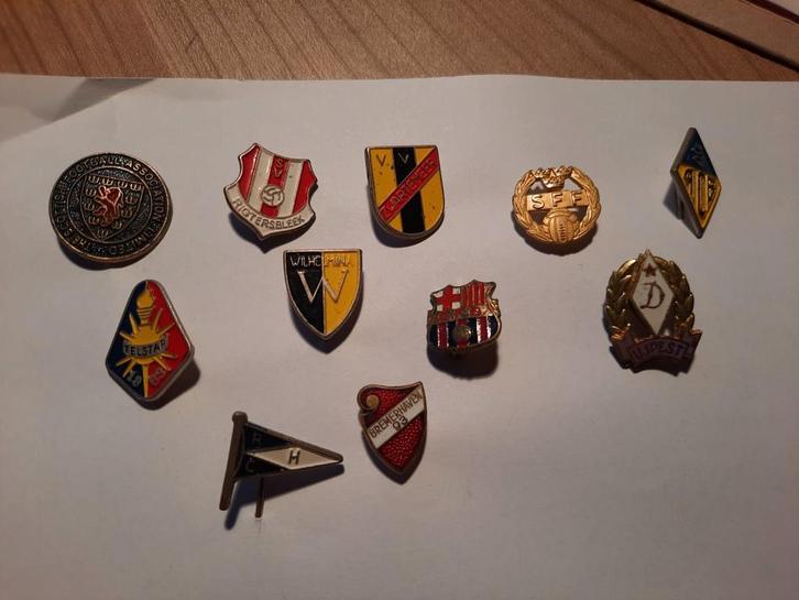 Diverse speciale oude voetbal speldjes, Verzamelen, Speldjes, Pins en Buttons, Zo goed als nieuw, Sport, Ophalen
