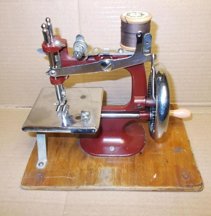 Essex Mk1 kindernaaimachine mini naaimachine jaren 50, Antiek en Kunst, Antiek | Speelgoed, Ophalen