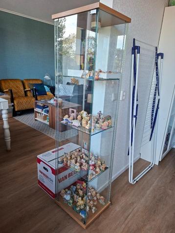 vitrinekast beschikbaar voor biedingen