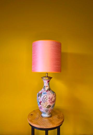 Mooie cloissoné-vaaslamp beschikbaar voor biedingen