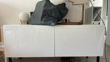 Een Ikea Besta kast met Lappviken wit glans deur