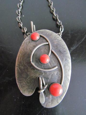 Ketting met hanger, in de stijl van Fons Reggers beschikbaar voor biedingen