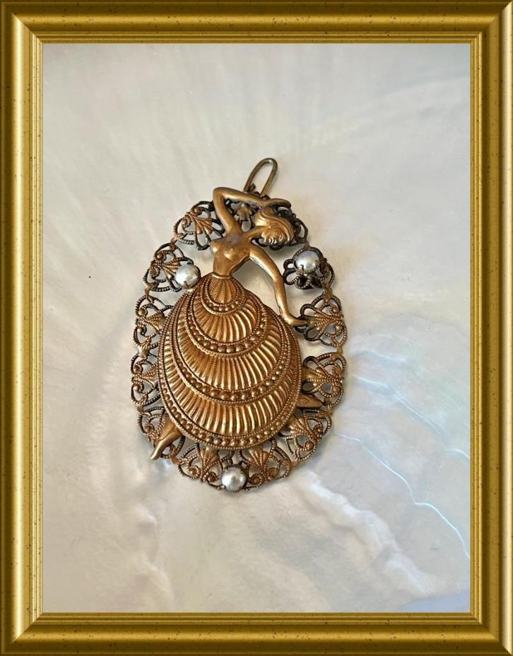 Oude hanger: danseres, vrouw, Sieraden, Tassen en Uiterlijk, Antieke sieraden, Hanger, Overige materialen, Ophalen of Verzenden