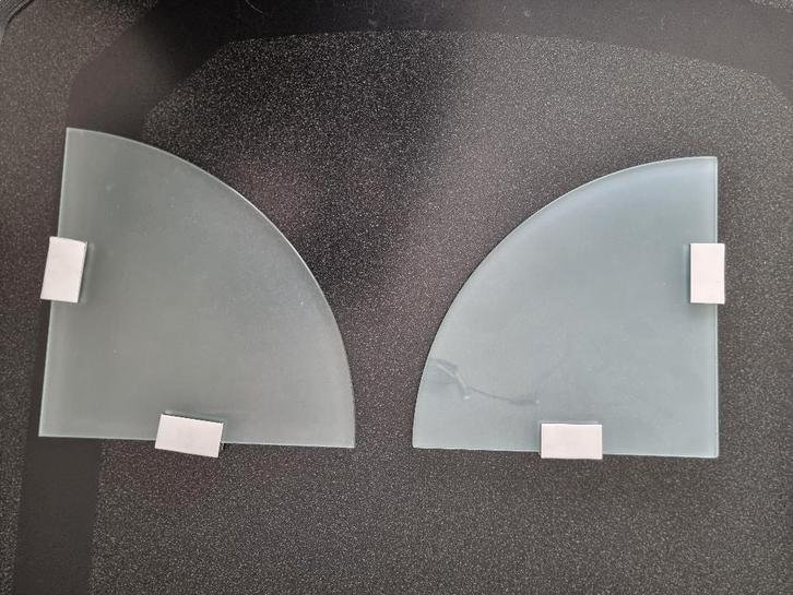 Twee matglazen hoekplanchetten, Huis en Inrichting, Badkamer | Badkamermeubels, Gebruikt, Overige typen, Minder dan 100 cm, Minder dan 50 cm