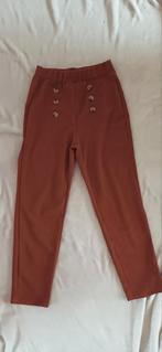 Nieuwe cognac kleur broek met elastische taille en sierknop, Kleding | Dames, Ophalen of Verzenden, Nieuw, Bruin, Lang