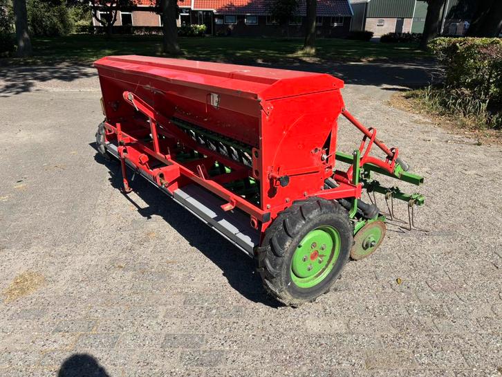 Unia zaaimachine met 31 pijpen !, Zakelijke goederen, Agrarisch | Werktuigen, Akkerbouw, Veehouderij, Zaaien, Planten of Poten