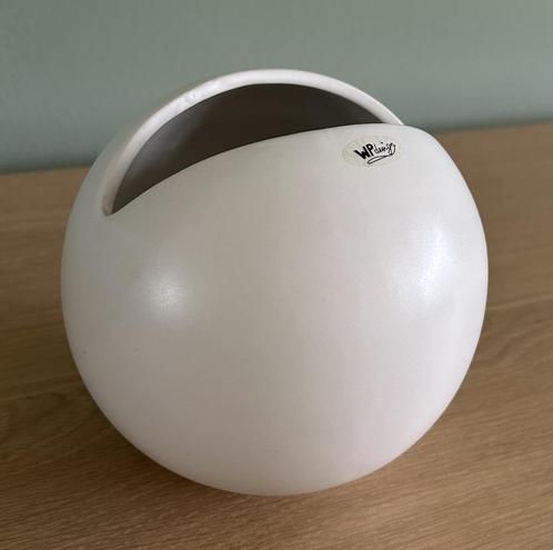 Vintage ronde witte vaas van WP Design, Huis en Inrichting, Woonaccessoires | Vazen, Gebruikt, Wit, Minder dan 50 cm, Aardewerk of Porselein