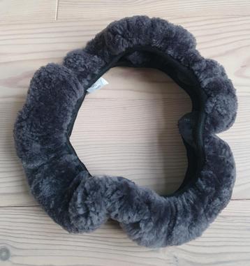 Lekker warm stuurwielhoes van echt lamsvel: ⌀ 35 - 41 cm beschikbaar voor biedingen