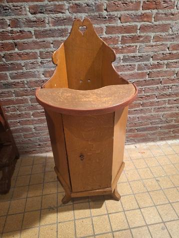 Antieke kinderstoel. beschikbaar voor biedingen