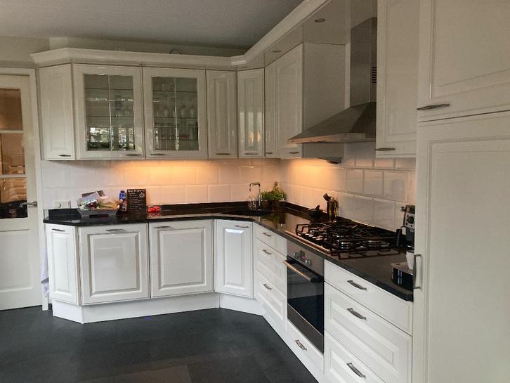 Grote hoekkeuken met granieten blad., Huis en Inrichting, Keuken | Complete keukens, Gebruikt, Hoekkeuken, Wit, Graniet of Steen