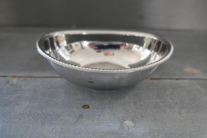 Vintage Alessi RVS ovale schaal met parelrand., Huis en Inrichting, Keuken | Servies, Zo goed als nieuw, Schaal of Schalen, Effen