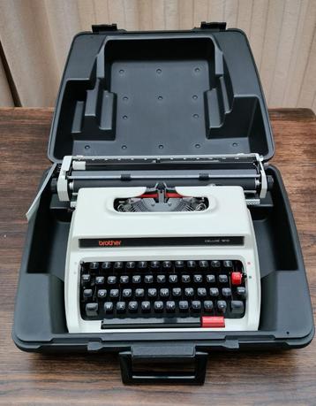 Typemachine Brother Deluxe 1613. GROTE SLEDE. Jaartal 1977.