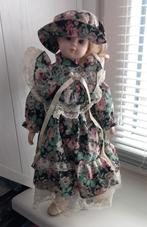 pop met hoed op stander, Ophalen of Verzenden, Gebruikt, Pop