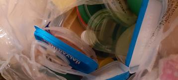 Plastic doppen beschikbaar voor biedingen