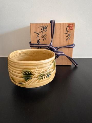 Prachtige Japanse Matcha-kom in houten kistje beschikbaar voor biedingen