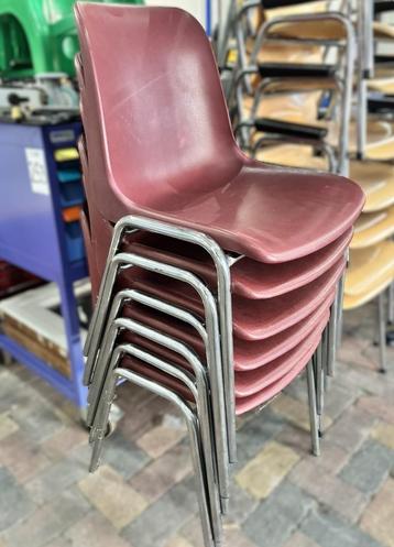 6 stuks stapelbare kantinestoelen beschikbaar voor biedingen
