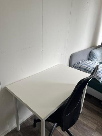 Bureau inclusief bureaustoel/Desk including chair. beschikbaar voor biedingen